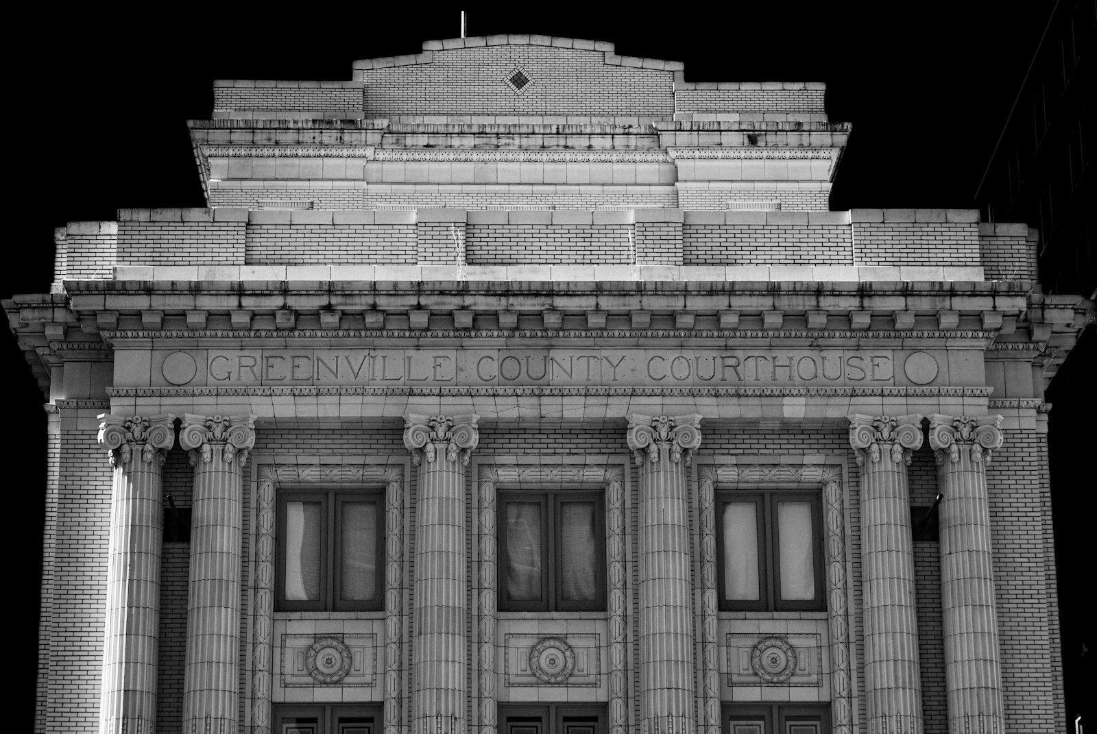 Fachada de tribunales federales — tenencia de estupefacientes y Ley 23.737